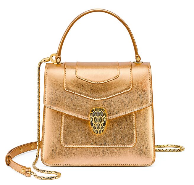 宝格丽Serpenti Forever Top Handle淡金色小牛皮手提肩背包，约12万9900元。（BVLGARI提供）