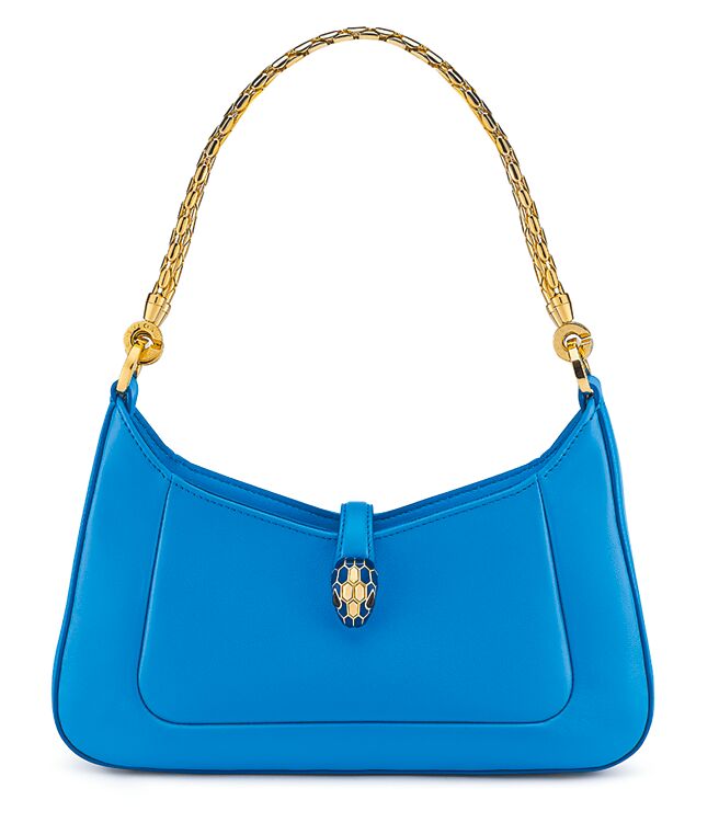 宝格丽Serpenti Forever Bay地中海青金石色小牛皮肩背包，约7万9400元。（BVLGARI提供）