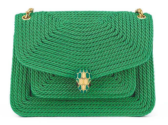 宝格丽Serpenti Forever鲜艳祖母绿色编织肩背包，12万9900元。（BVLGARI提供）