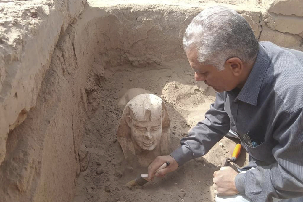 埃及观光暨古物部宣布，考古学家在哈托尔神庙附近挖出一尊狮身人面像，雕像「脸上挂着微笑，还有两个酒窝」。（图／美联社）(photo:ChinaTimes)