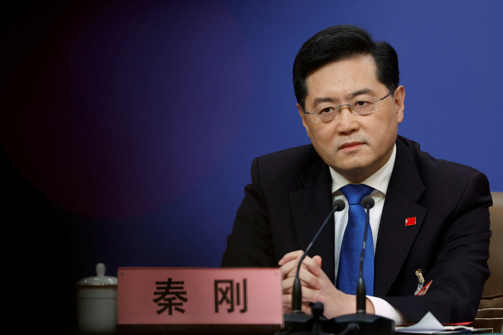 2023年3月7日，中國大陸外交部長秦剛出席全國人民代表大會期間在京舉行的新聞發布會。（路透）
