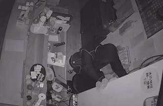 衰男警局旁行竊 闖餐廳偷捐款箱得手150元秒落網