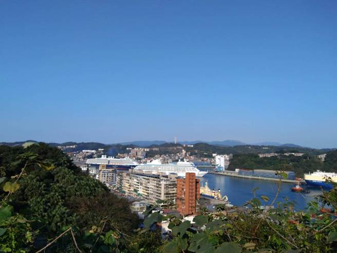 疫情逐漸趨緩，基隆港7日上午迎來久違的「雙輪會」。（讀者提供／張志康基隆傳真）