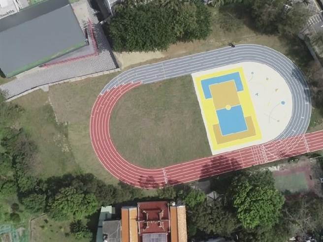 水源国小斥1593万元整建操场，让「司令台爷爷」于去年退休，今年初迎来全新操场。（水源国小提供／王惠慧新竹传真）