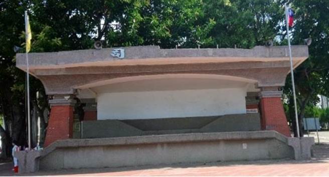 水源国小旧操场使用逾28年，司令台倾斜破损不堪，被师生戏称为「司令台爷爷」。（水源国小提供／王惠慧新竹传真）