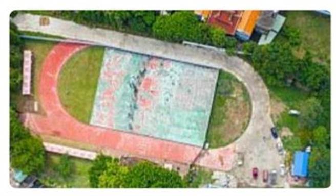 水源国小旧操场跑道脆化、地面斑驳，磨损也非常严重。（水源国小提供／王惠慧新竹传真）