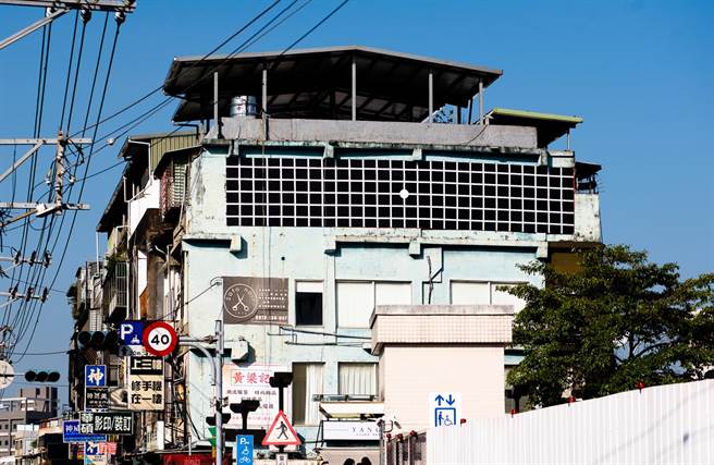 李根在与金刚广告合作的缘起，有鉴于不管是检测近视的视力表，或是检视色盲的色盲表都已深入人心为大眾所了解，唯独事关失明原因之一的黄斑部病变的简易检测几乎少为人知。（李根在提供）