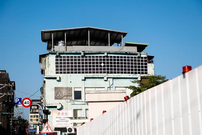 李根在与金刚广告合作的缘起，有鉴于不管是检测近视的视力表，或是检视色盲的色盲表都已深入人心为大眾所了解，唯独事关失明原因之一的黄斑部病变的简易检测几乎少为人知。（李根在提供）