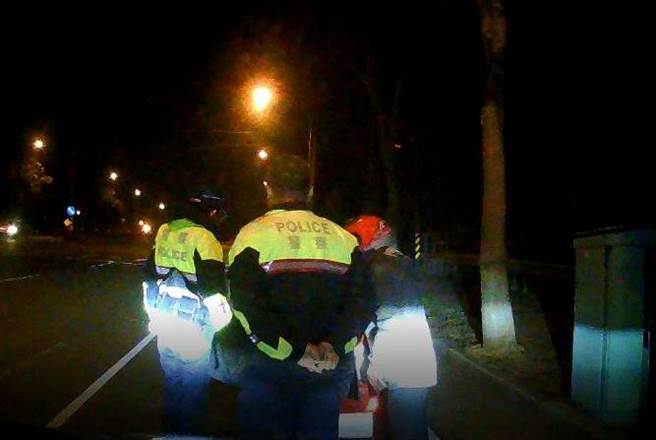 79歲的老翁清晨低溫「刁車」全身發抖，大甲警分局月眉派出所暖警及時雨協助解圍，平安找到溫暖的家。(警方提供)