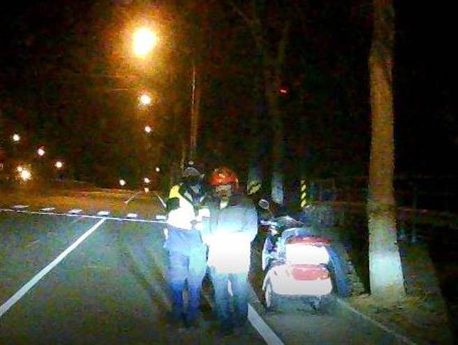 79歲的老翁清晨低溫「刁車」全身發抖，大甲警分局月眉派出所暖警及時雨協助解圍，平安找到溫暖的家。(警方提供)