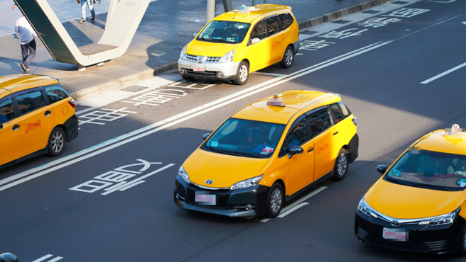 单亲运将「1违规」求乘客高抬贵手，椅背贴文泣苦衷惹哭网友。（示意图／shutterstock）