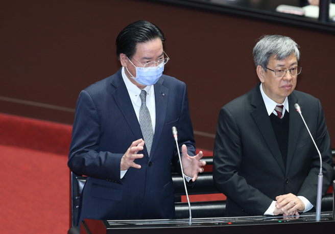 外交部長吳釗燮（左）7日赴立法院備詢。（姚志平攝）