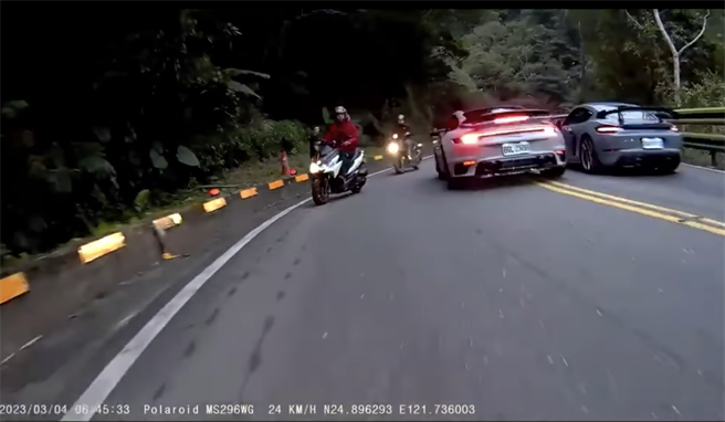 一辆白色超跑先在过弯处跨越双黄线，紧随在后的黄色、黑色超跑也不甘示弱地往前衝。（徐沛琪翻摄）