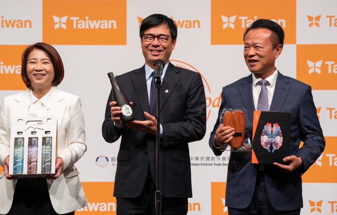 （左起）屏东县长周春米,高雄市长陈其迈,嘉义县长翁章梁三首长推介自家农渔产品(高雄市农业局提供)