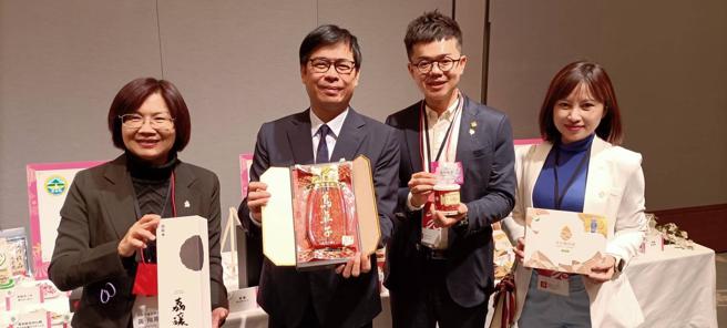 (左起)黄飞凤议员+陈其迈市长+张博洋议员+李雅慧议员共同推介高雄产品(高雄市农业局提供)