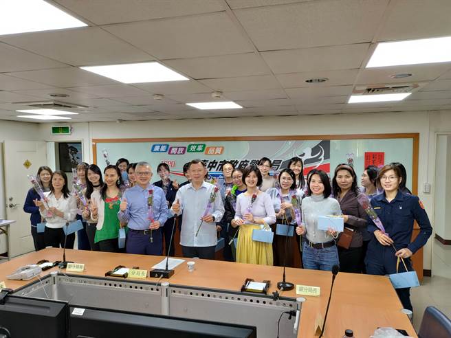 庆祝妇女节，台中市警察局第二分局举办一场「HEAR ME」茶会，除聆听女性同仁的心声，并准备了午茶伴侣礼盒、玫瑰花献给他们。（台中市第二分局提供／冯惠宜台中传真）