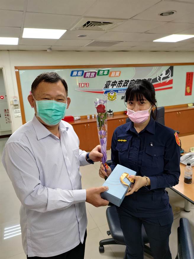 庆祝妇女节，台中市警察局第二分局举办一场「HEAR ME」茶会，除聆听女性同仁的心声，并准备了午茶伴侣礼盒、玫瑰花献给他们。（台中市第二分局提供／冯惠宜台中传真）
