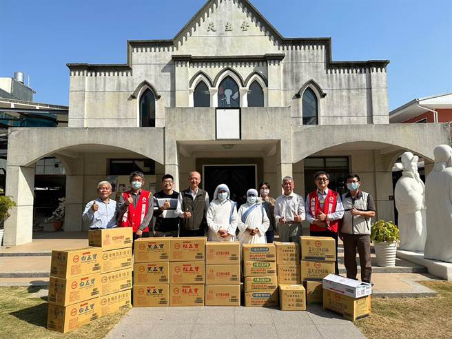 台糖公司研究所与台糖台南营业所前往仁爱传教修女会探访，并捐赠有机米、沙拉油等生活物资一批。（台糖公司研究所提供／洪荣志台南传真）