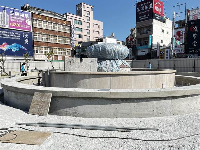 花莲市「石来运转」喷泉广场前身是花莲车站，市公所封闭施工，将石球打磨、基座清洗修补，预计4月底完工。（王志伟摄）