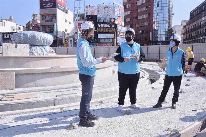 市长魏嘉彦（中）日前现勘，关切施工状况，期许4月份完工开放。（花莲市公所提供／王志伟花莲传真）