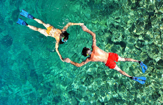 一对加州新婚夫妻称，到夏威夷度蜜月玩浮潜时，被业者「放生大海」。（示意图／shutterstock）