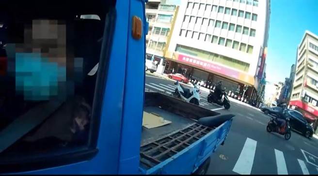 男子因开车摇晃遭员警盘查，交谈过程中发现男子散发酒味。（翻摄照片／崔正纲高雄传真）