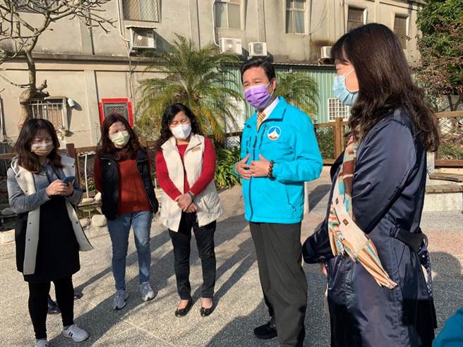 金门县长陈福海(右二)走访金城幼儿园，关心教育资源的整合及特殊生的照顾与协助。(图／金门县教育处提供)