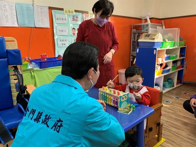 陈福海(左)坚持要实际走进教学现场，才能更了解幼儿教育现况并提供更多的协助。(图／金门县教育处提供)