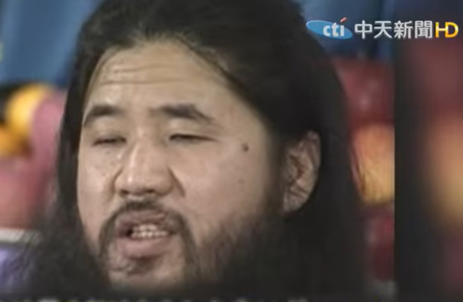日本奥姆真理教前教主麻原彰晃，除了要求女信徒满足性需求，还得吞下他的精液。（图／翻摄中天Youtube）
