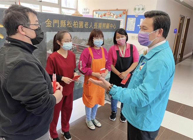 金门县长陈福海(右一)前往慰勉社服机构工作人员之努力与辛劳。(图／金门县政府提供)