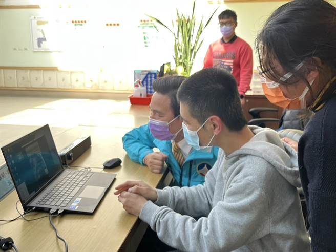 金门县长陈福海陪同住民与家属视讯会面，了解家属对于地区机构服务品质的想法与建议。(图／金门县政府提供)