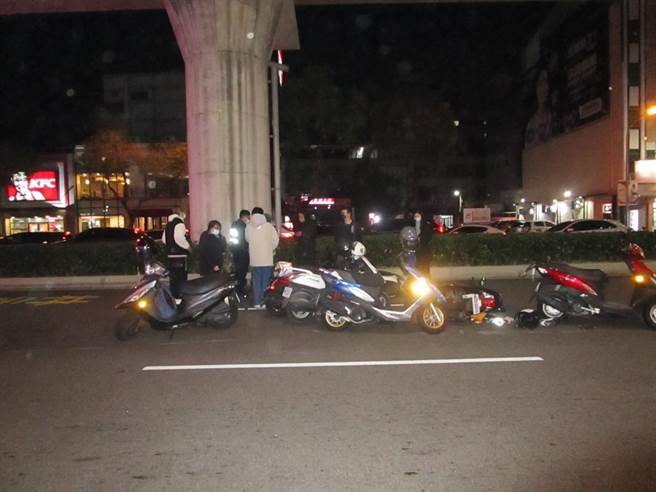 台中市北区文心路四段198号前，6日晚间发生8机车撞成一团的车祸意外。（台中市第二分局提供／冯惠宜台中传真）