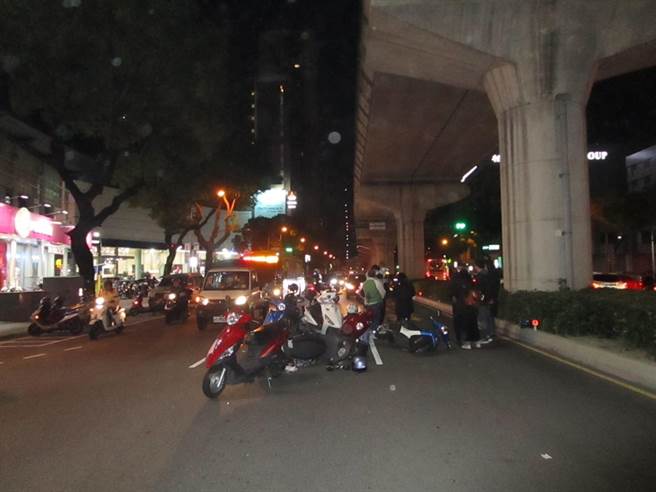 台中市北区文心路四段198号前，6日晚间发生8机车撞成一团的车祸意外。（台中市第二分局提供／冯惠宜台中传真）