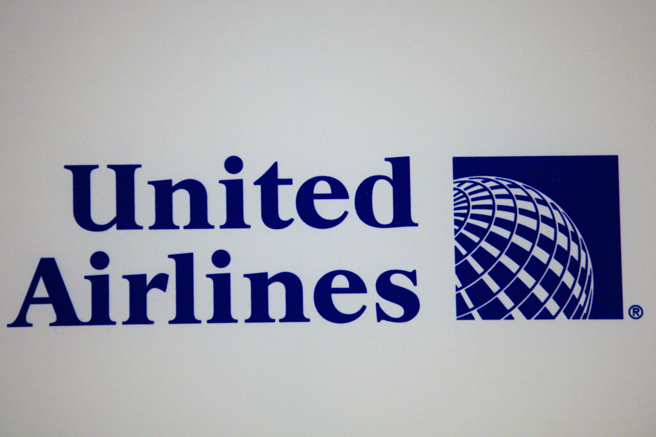 联合航空（United Airlines）航班的一名乘客遭控试图以危险武器干扰航班机组人员与空服员。(图/美联社)
