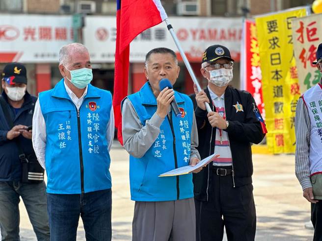 身为退伍军人的全国民主监督联盟总召集人黄正忠（中）今（7）日发起抗议活动，前往高雄日本交流协会递交抗议书，怒呛难道蔡英文总统是匪谍头子吗？（柯宗纬摄）