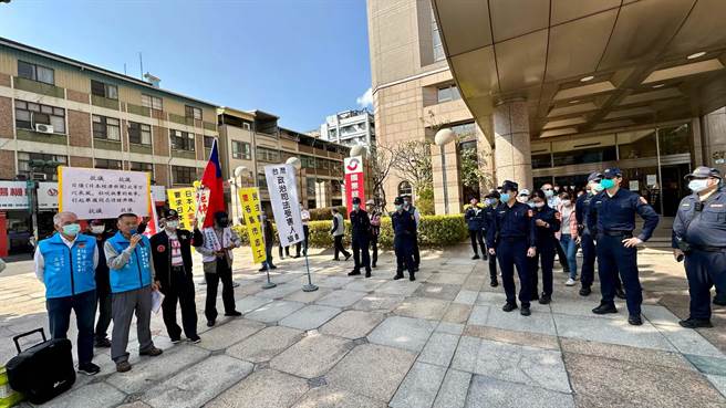 全国民主监督联盟总召集人黄正忠原本打算将抗议书交给高雄日本交流协会，但高雄事务所人员以非官方组织为由，表达没有立场接受，最后转交给大楼物业公司人员，希望能将退伍军人心声间接转达给日方。（柯宗纬摄）