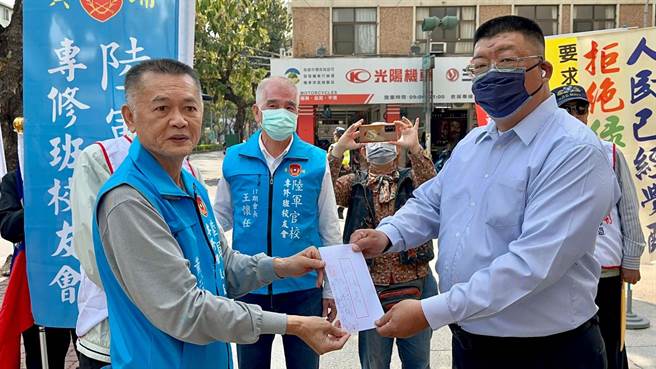 全国民主监督联盟总召集人黄正忠今早率领多名退伍军人到高雄日本交流协会前抗议，警方出动40名警力维安，所幸最后和平收场。。（柯宗纬摄）