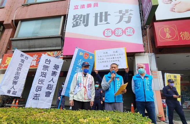 针对民进党立委刘世芳连署，要求清查过去5年的退除役军士官名单，有否触犯国防机密情报外泄等情事。黄正忠等人也为此感到不满，结束高雄日本交流协会的抗议行程后，旋即到刘世芳位于左营的服务处抗议。（柯宗纬摄）
