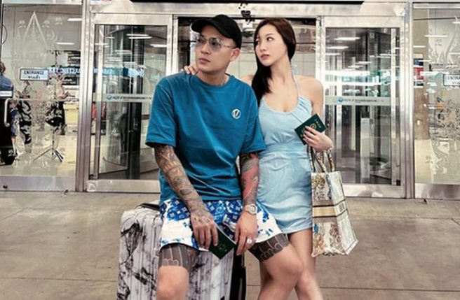 网红凤梨与女友欧菈初尝泰国浴初体验。（图／dj__ola IG）