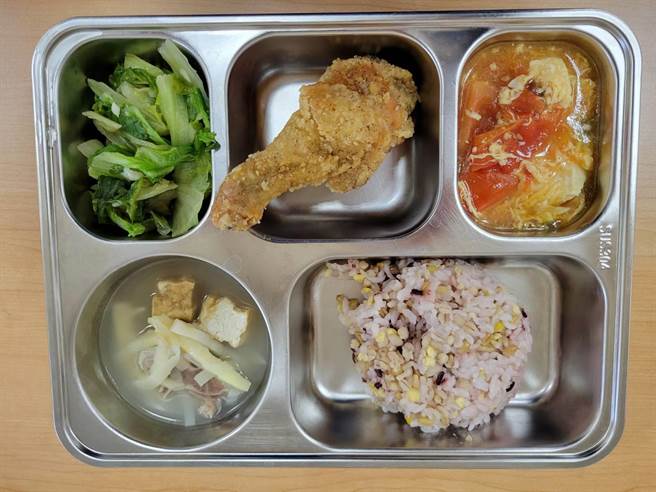 嘉義市文雅國小今天營養午餐有蛋料理及雞腿肉。（嘉義市教育處提供／ 廖素慧嘉市傳真）