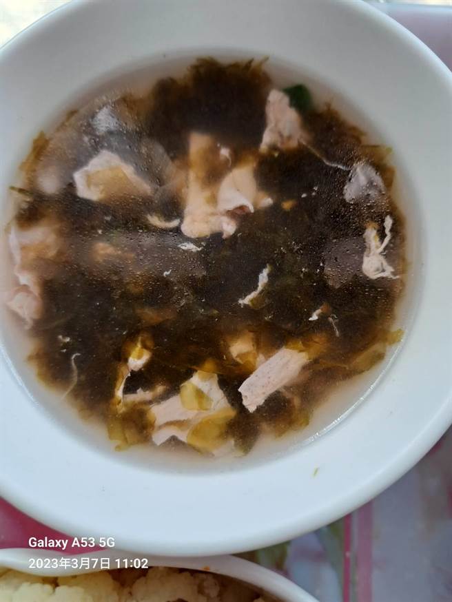 嘉義市宣信國小今天午餐有紫菜蛋花湯。（嘉義市教育處提供／ 廖素慧嘉市傳真）