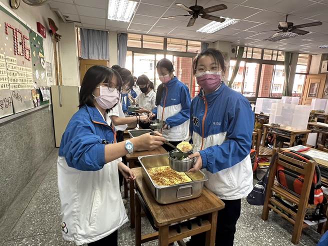 嘉義市民生國中今天供應有香鬆南瓜蒸蛋的午餐。（嘉義市教育處提供／ 廖素慧嘉市傳真）