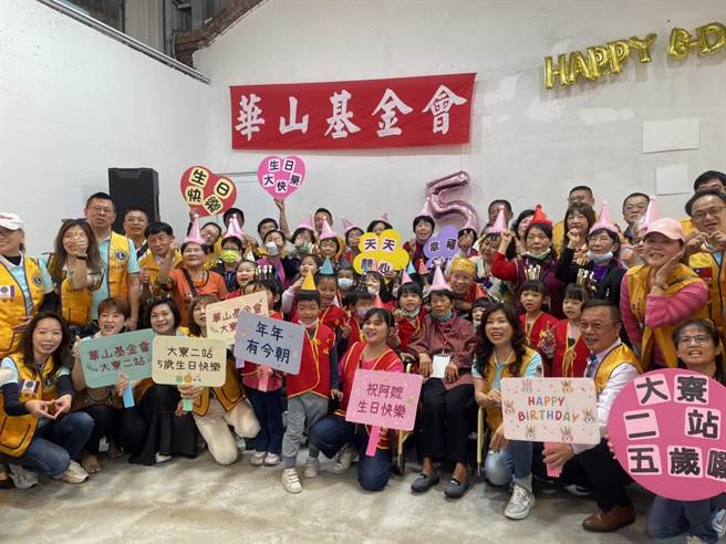 眾人為她唱歌慶生，看得出陳姓老婦非常感動。（洪靖宜攝）