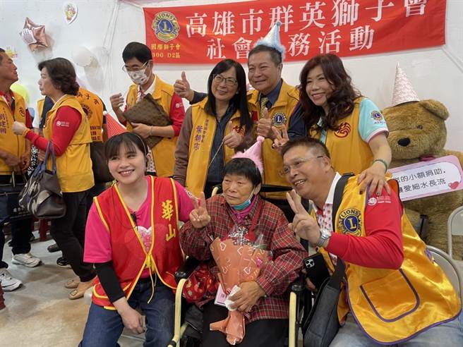 眾人為她唱歌慶生，看得出陳姓老婦非常感動。（洪靖宜攝）