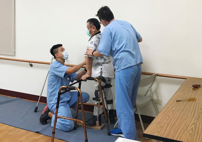 专业辅具技师亲自协助身障朋友卸除义肢，详尽询问并记录身障朋友辅具使用状况。(南市社会局提供)