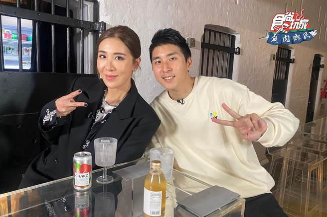 小祯（左）、胡释安前往香港介绍当地美食。（TVBS提供）