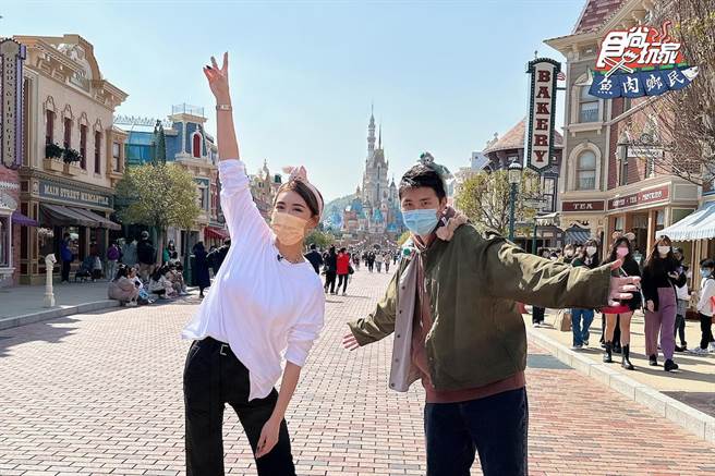 小祯（左）、胡释安在香港迪士尼玩得不亦乐乎。（TVBS提供）