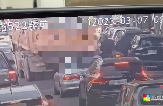 骑士为闪清洁队手推车急煞，后方骑士撞上倒地遭大货车辗毙。(李文正翻摄)