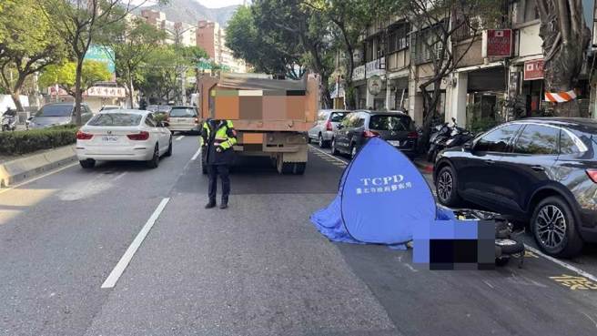 机车骑士遭联结车辗毙。（翻摄画面）