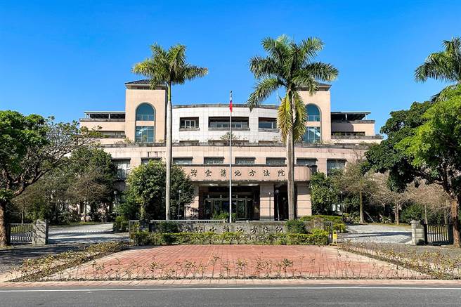 宜兰县一名男子因在大陆工作，与妻子感情渐渐疏远，其子在学校要求提出全家福照片时，只能嘆说找邻居借爸爸拍照，其妻诉请离婚，宜兰地方法院判准。（李忠一摄）